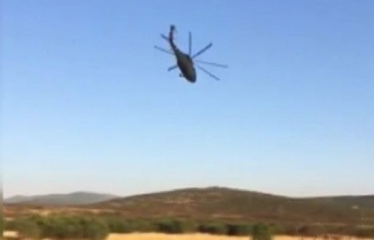Skorsky pilotu helikopterle Mehmetçiği selamladı