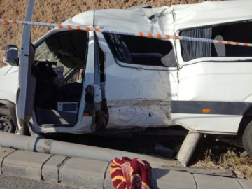 Minibüs direğe çarptı: 18 yaralı