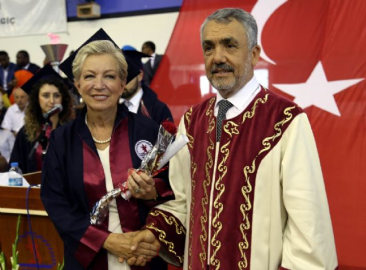 67 yaşında doktor oldu