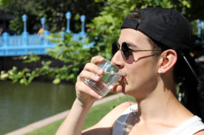 Güneş çarpmasına karşı bol su