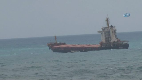 Açıkta bekleyen yük gemileri beşik gibi sallandı