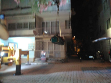 Cenaze çöp evden vinçle çıkarıldı