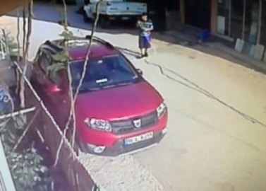 Çaldığı araç yolda kalınca iple çekti