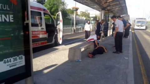 Bonzai içen genç metrobüs seferlerini aksattı