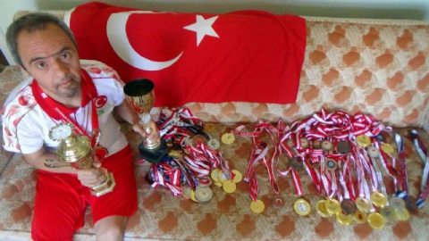 Yaşı kadar madalya topladı