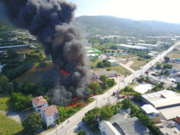 Boya fabrikası alev alev