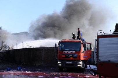 Boya fabrikasındaki yangın söndürüldü