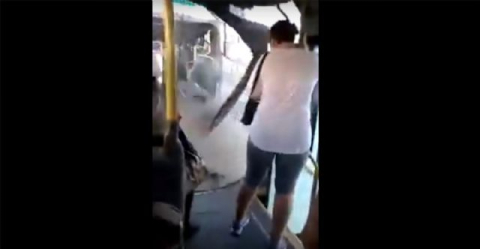 Otobüs seyir halindeyken ikiye bölündü