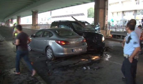 Ters öne giren araç minibüsle çarpıştı