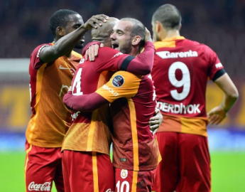 Aslan deplasmanda kükreyemiyor