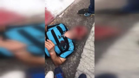 Küçük kızı kaçırdığı iddia edilen şahsa linç girişimi kamerada