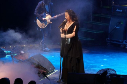 Bursa'da Şebnem Ferah rüzgarı esti