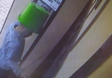 Başına kova geçiren bisiklet hırsızı bu kez jant çaldı