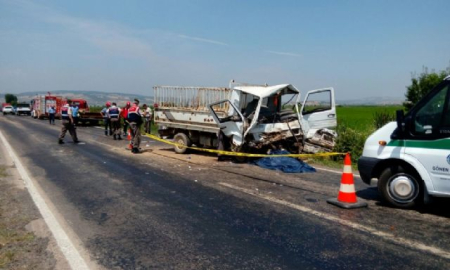 Kamyonetler birbirine girdi: 2 ölü, 3 yaralı