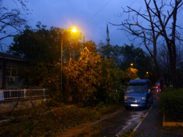 Haydarpaşa Camii'nin minaresi devrildi