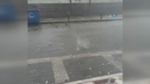 İstanbul'da ceviz büyüklüğünde yağan dolu kamerada