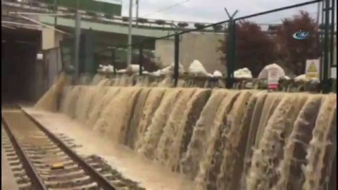 Marmaray istasyonunda şelaleyi andıran görüntü