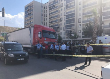 Anne ve 4 yaşındaki kızına tır çarptı