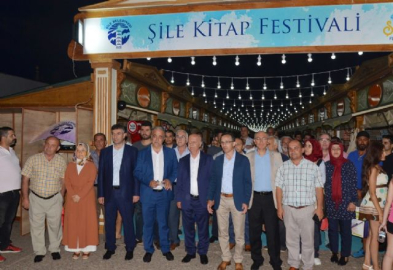Deniz kum güneş eşliğinde kitap festivali