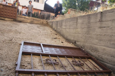 Demir kapının altında kalan çocuk hayatını kaybetti