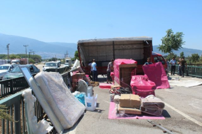 Nakliye kamyonunun tekeri çıktı, içindeki eşyalar yerlere saçıldı