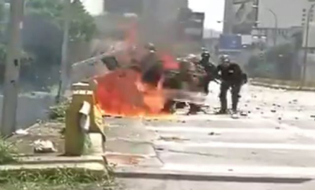 Molotof kokteyli polislerin içine düştü