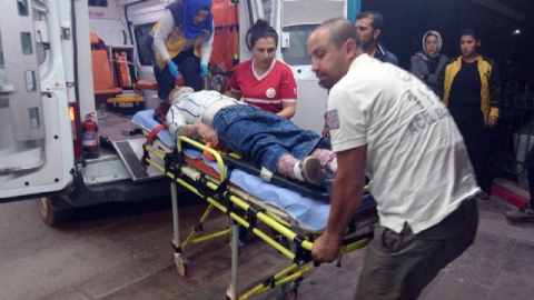 Genç kız seyir halindeki otomobilden atladı