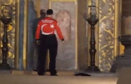Ayasofya'nın içinde aniden namaza durdular