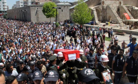 Şehit uzman çavuş gözyaşlarıyla son yolculuğuna uğurlandı