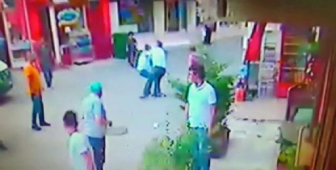 Berberlerin sopalı ve bıçaklı kavgası kamerada