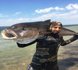 Zıpkınla 68 kilo balık avladı