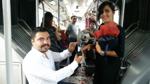 Metrobüste sürpriz evlenme teklifi