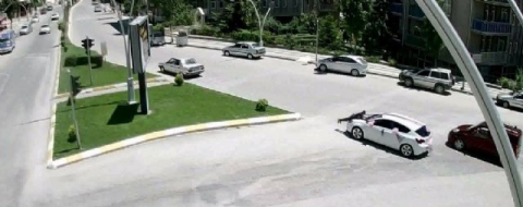 Gelin arabasının önüne yattı, ölümden döndü