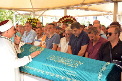 Tekne kazası kurbanı anne ve oğluna gözü yaşlı veda