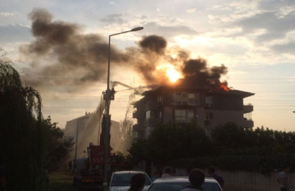 5 katlı binanın çatısı alev alev yandı