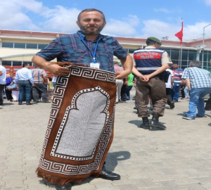 FETÖ elebaşı Fetullah Gülen'e seccadeli protesto