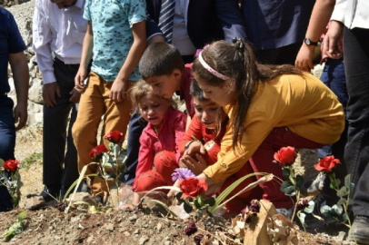 Öğrencileri şehit öğretmenin kabrini ve ailesini ziyaret etti