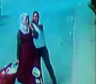 Konuştuğu sırada cep telefonunu böyle çaldılar