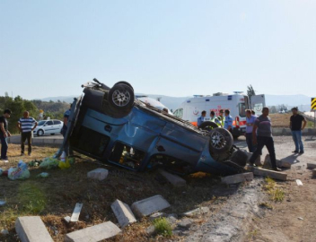 Hafif ticari araç takla attı: 5 yaralı