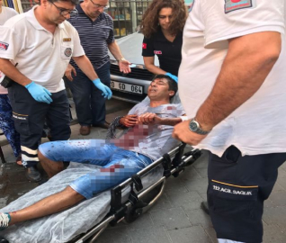 Boşanmak üzere olan eşinin erkek arkadaşını bıçakladı