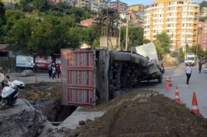 Yük boşaltan çekici devrildi, faciadan dönüldü