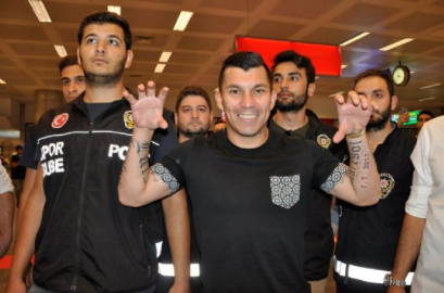 Beşiktaş'ın yeni transferi Medel, İstanbul'a geldi