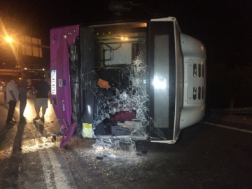 İstanbul'da virajı alamayan otobüs yola savruldu