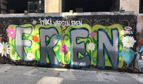 İstiklal Caddesi'nde 'İyi ki varsın Eren' graffitisi