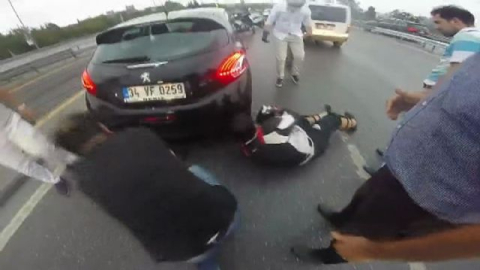 Kedi E-5'i birbirine kattı