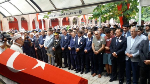 Şehit nişanlısının tabutunu omzunda taşıdı