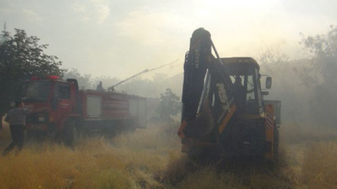 Yanan iplik fabrikasının çevresindeki binalar boşaltılıyor
