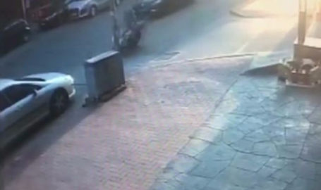 Motosiklet otomobile çarptı: Feci kaza kamerada