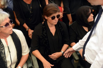 Vatan Şaşmaz'ın eşi tören boyunca karnındaki bebeğini tuttu