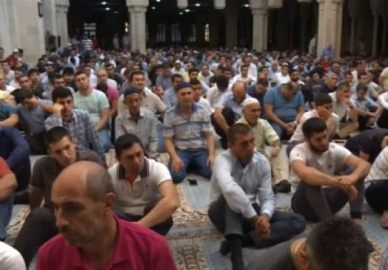Azerbaycan'da camiler doldu taştı